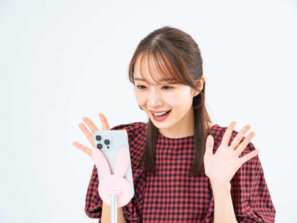 ライブ配信する若い女性