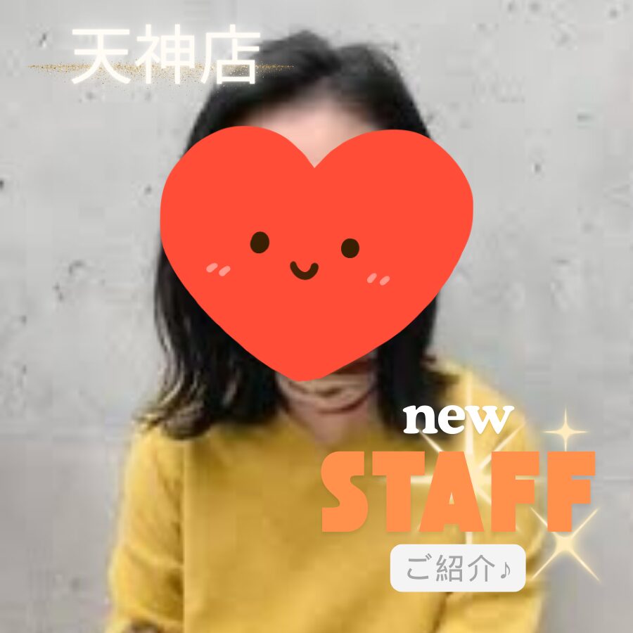 ハートのスタンプと黄色い服の女性