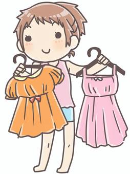 服を選ぶ女性