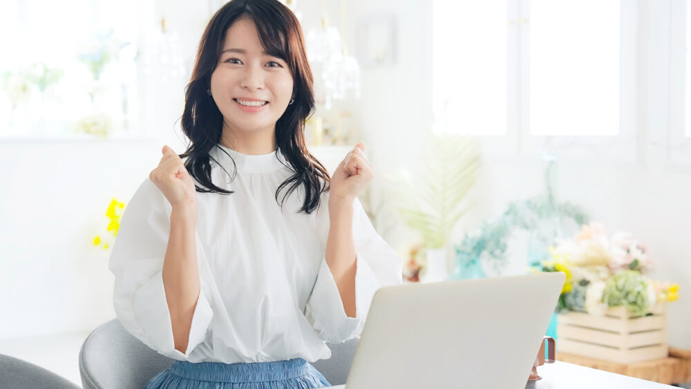 喜ぶ女性