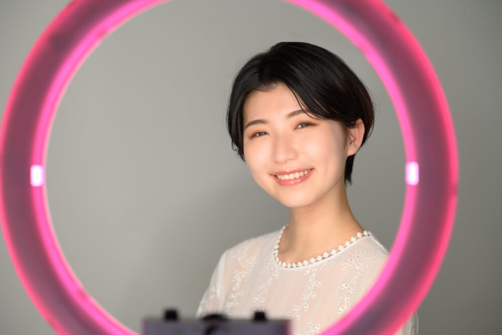 ライブ配信する若い女性