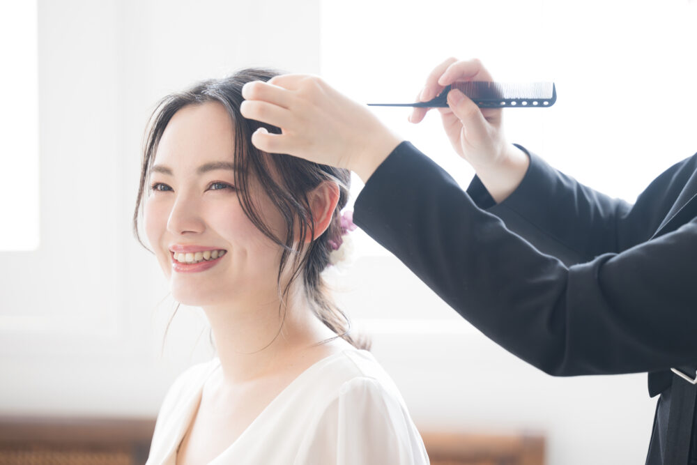 ヘアメイクする女性