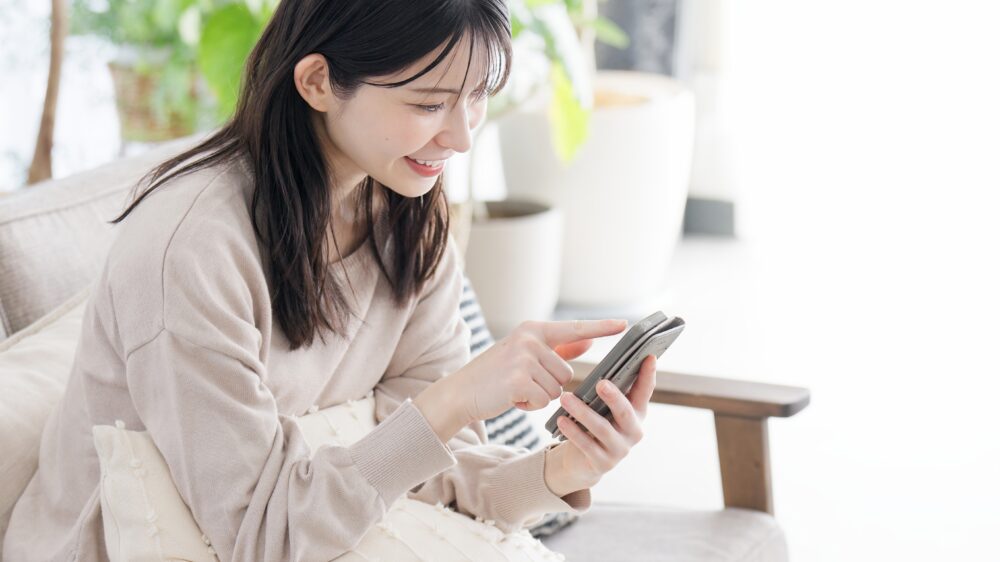 スマホを見る若い女性