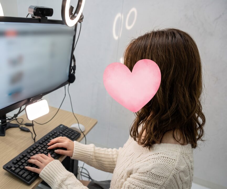 PCを操作するチャットレディ