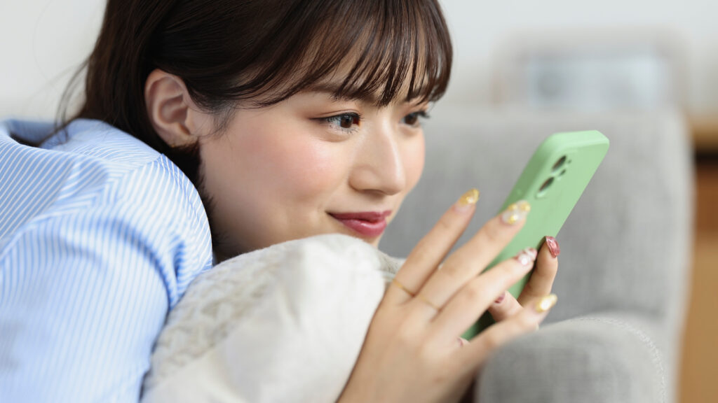 スマホを見る若い女性