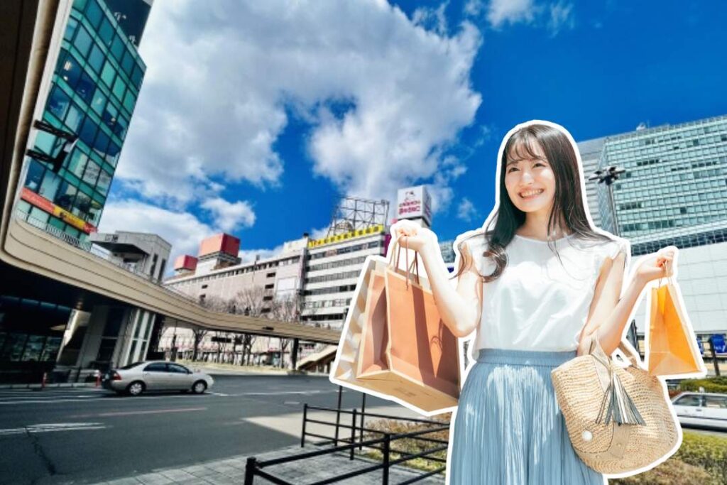 仙台駅西口で買い物する女性