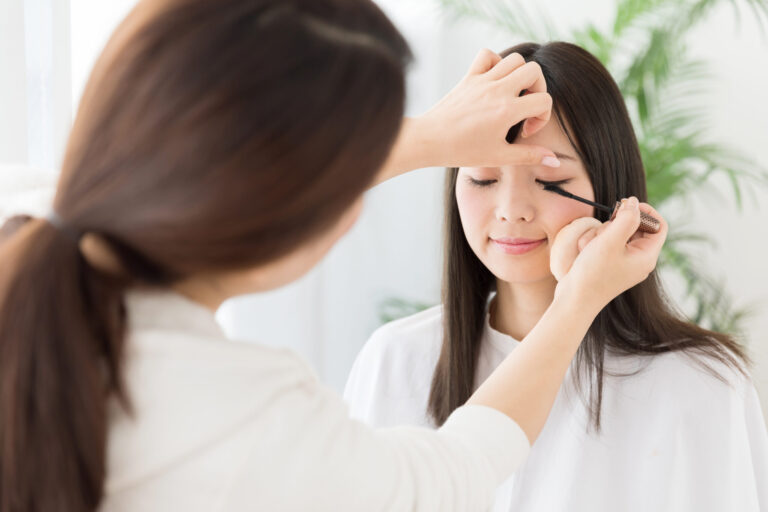 女性スタッフとヘアメイクの準備をするチャットレディ