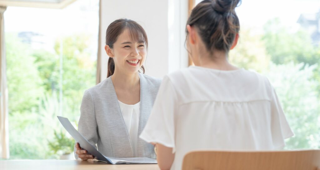 面接を受ける女性