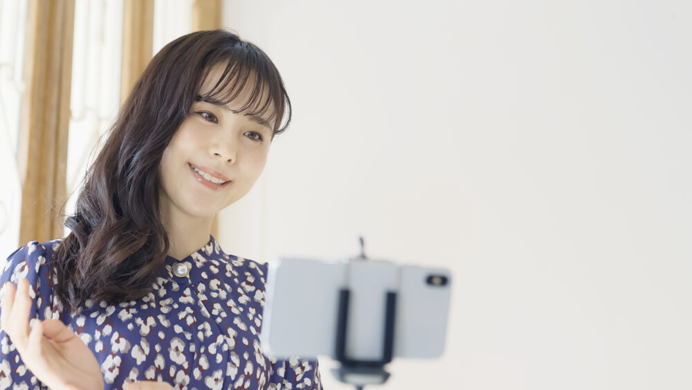 ライブ配信する女性