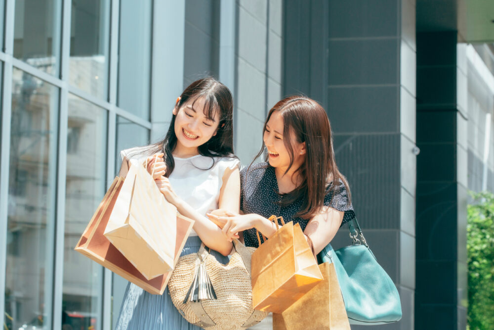 買い物する女性たち