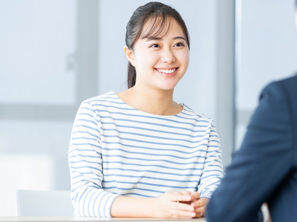 面接を受ける女性