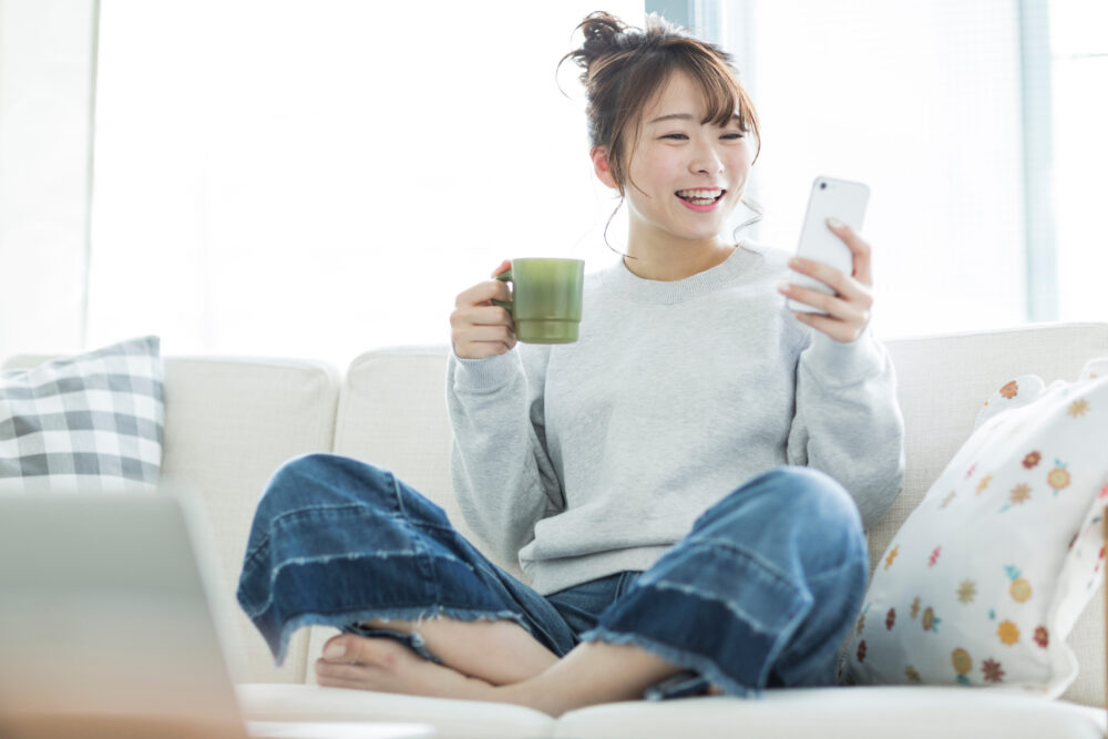 スマホで応募する女性